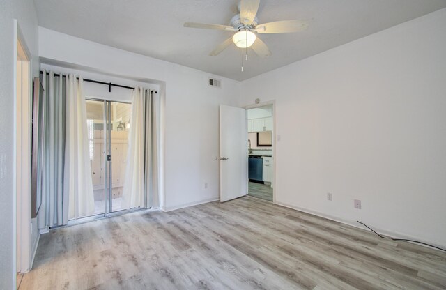 716 Bering Dr Unit 30, Houston, TX 77057 - unfurnished room featuring light wood-type flooring, a ceiling fan, and baseboards