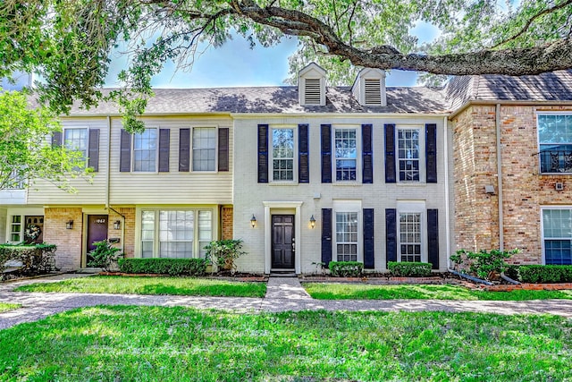 13060 Trail Hollow Dr Unit 3060, Houston, TX 77079 - townhome / multi-family property featuring a front yard and brick siding
