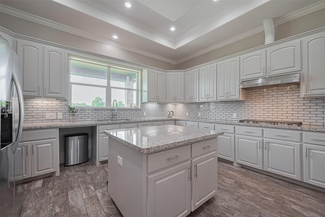 3331 Bridgette Ln, Baytown, TX 77523 - kitchen featuring a sink, stainless steel appliances, crown molding, white cabinetry, and under cabinet range hood