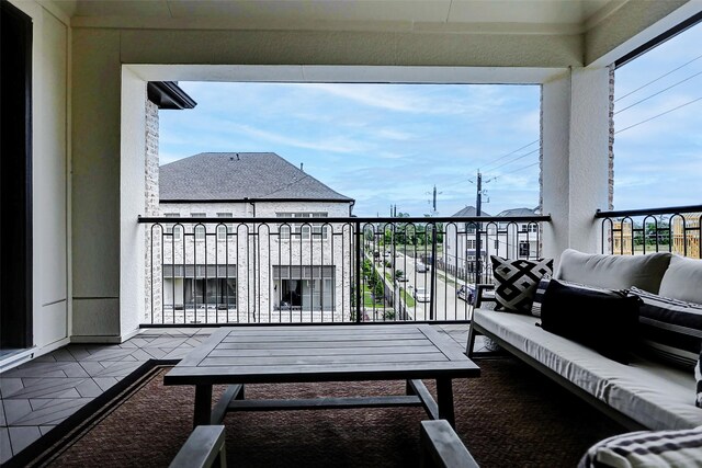 6003 Matthew Oaks Pl, Houston, TX 77007 - balcony featuring an outdoor hangout area