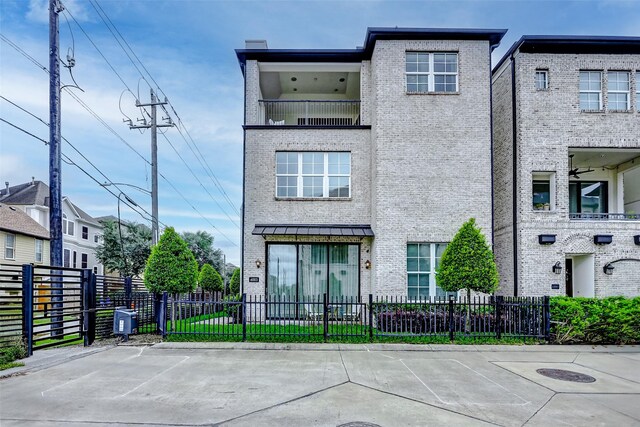 6003 Matthew Oaks Pl, Houston, TX 77007 - view of front of property featuring brick siding, a balcony, and a fenced front yard