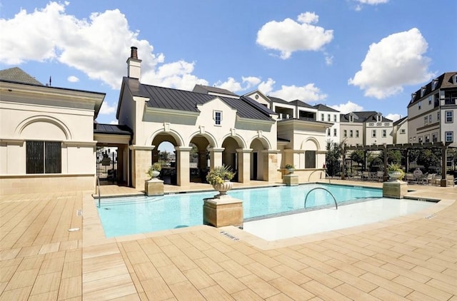 817 Blackshire Ln, Houston, TX 77055 - community pool with a patio area