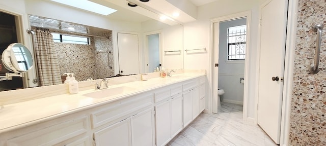 7515 Hopewell Ln, Houston, TX 77071 - full bath with a tile shower, double vanity, toilet, and marble finish flooring