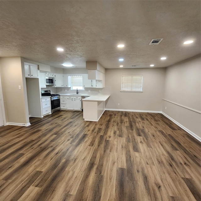 3625 Whatley Dr, Deer Park, TX 77536 - kitchen featuring appliances with stainless steel finishes, a sink, a peninsula, baseboards, and recessed lighting