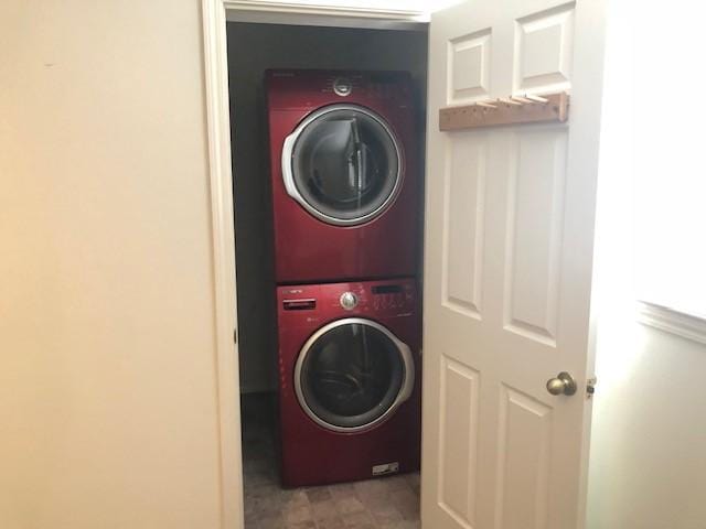 2101 Fountain View Dr Unit 77, Houston, TX 77057 - laundry area featuring stacked washer / dryer