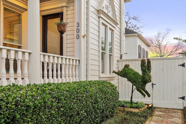 300 E 26th St, Houston, TX 77008 - view of side of home featuring a balcony