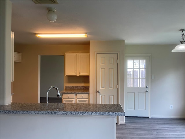 5918 Fergis Dr, Katy, TX 77449 - kitchen with a sink, a peninsula, wood finished floors, white cabinets, and baseboards