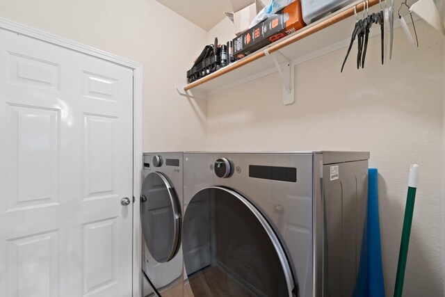 6307 Mercer Ct, Missouri City, TX 77459 - washroom featuring washing machine and clothes dryer