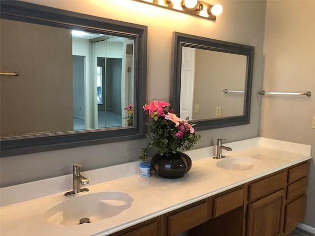 3226 Country Club Blvd, Stafford, TX 77477 - full bath featuring double vanity