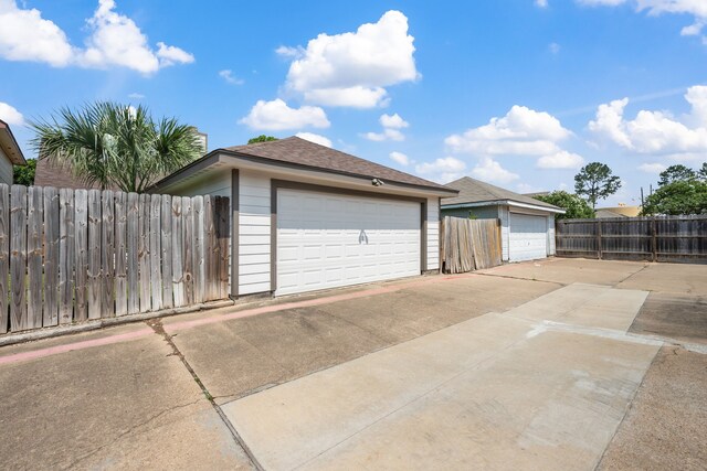 8621 Beechcrest St, Houston, TX 77083 - detached garage with fence