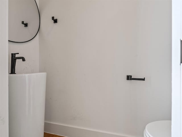 2207 Dan St, Houston, TX 77020 - bathroom with toilet and baseboards