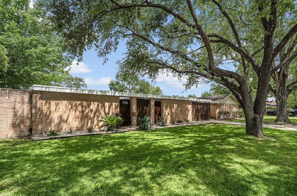 926 Wycliffe Dr, Houston, TX 77079 - view of front of property featuring a front yard and brick siding