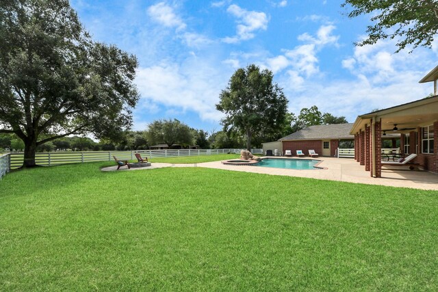 1140 Bartlett Rd, Katy, TX 77493 - view of yard with a ceiling fan, a patio area, and a pool with connected hot tub