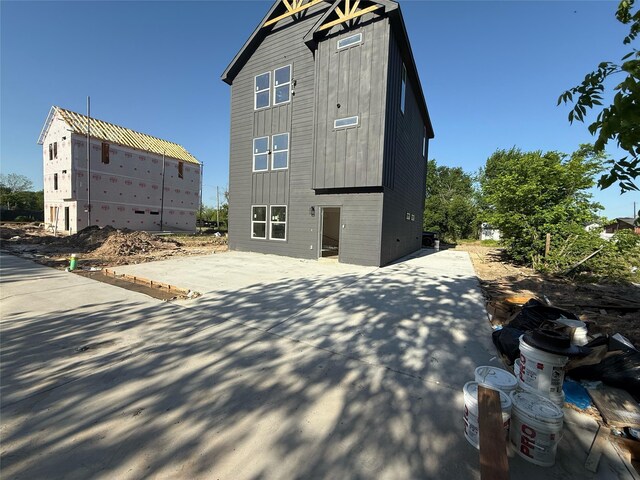 8019 Birmingham St, Houston, TX 77028 - view of side of property with a patio area