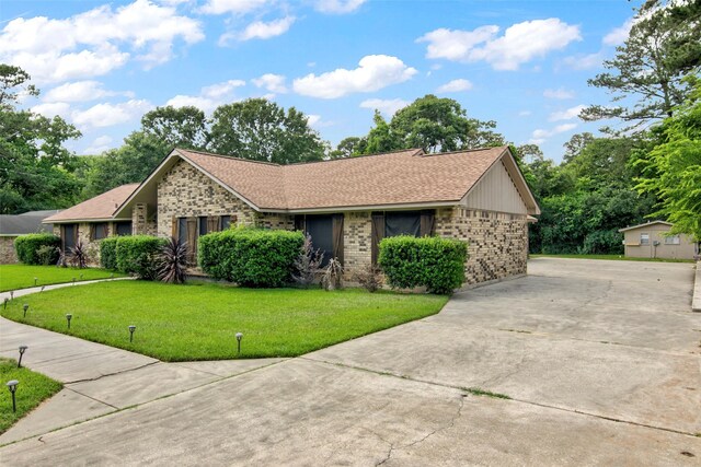 206 Verna St, Jasper, TX 75951 - single story home featuring brick siding, a front yard, and driveway