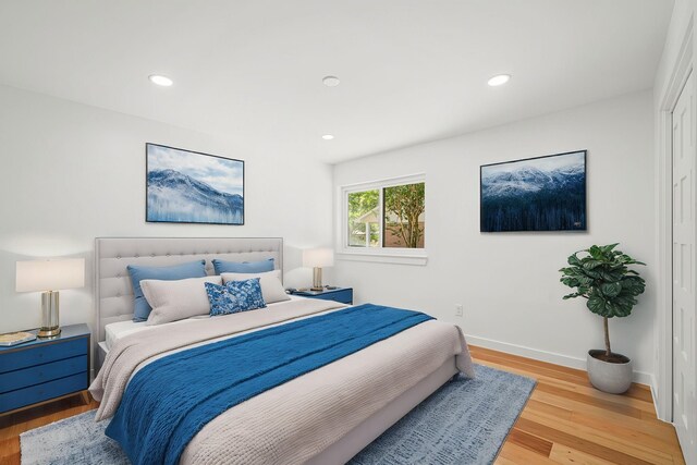 bedroom featuring light wood-style floors, baseboards, and recessed lighting