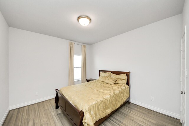 1935 Creekwood Cv, Missouri City, TX 77459 - bedroom with wood finished floors and baseboards