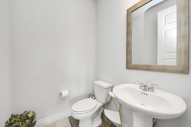 1935 Creekwood Cv, Missouri City, TX 77459 - bathroom with baseboards, toilet, and a sink