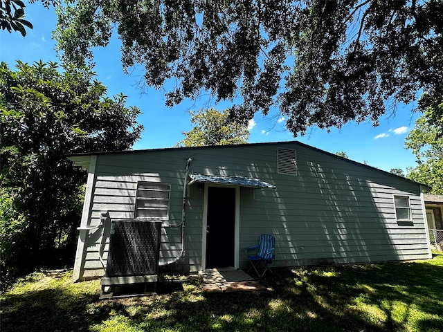 1023 W Snyder St, Alvin, TX 77511 - rear view of house with a yard