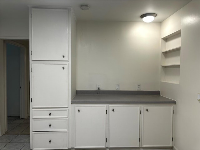 1023 W Snyder St, Alvin, TX 77511 - bar area featuring light tile patterned flooring