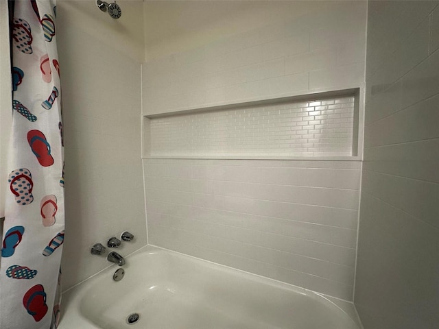 1023 W Snyder St, Alvin, TX 77511 - full bath featuring shower / bath combo with shower curtain