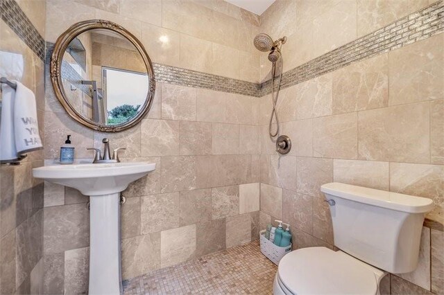 10210 Grape Creek Grove Ln, Cypress, TX 77433 - bathroom with tile walls, tiled shower, and toilet