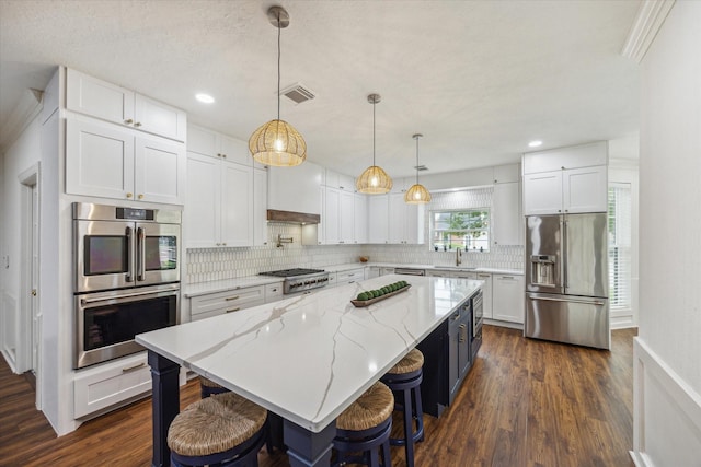 1602 Kelliwood Oaks Dr, Katy, TX 77450 - kitchen with appliances with stainless steel finishes, backsplash, white cabinetry, a sink, and recessed lighting