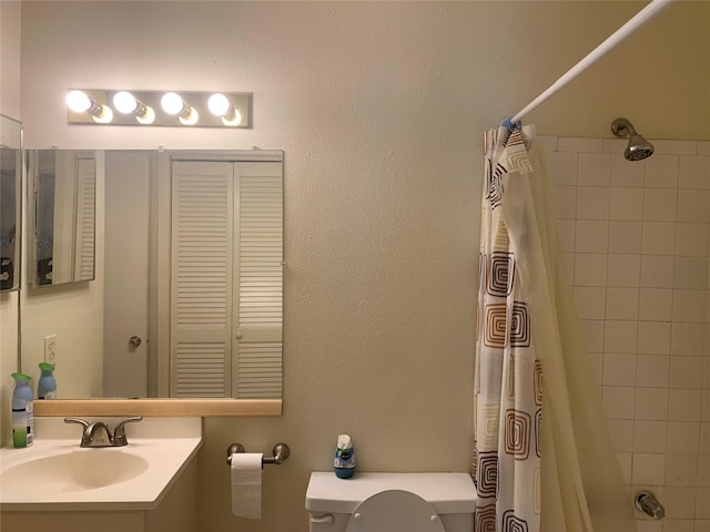 10075 Westpark Dr Unit 43, Houston, TX 77042 - full bath with toilet, vanity, and shower / bath combination with curtain