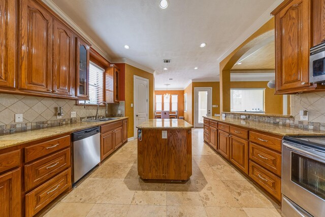 8606 Argentina St, Jersey Village, TX 77040 - kitchen featuring stainless steel appliances, a sink, crown molding, a center island, and recessed lighting