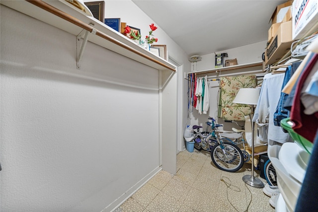 5402 Tallow Ln, Houston, TX 77021 - view of walk in closet