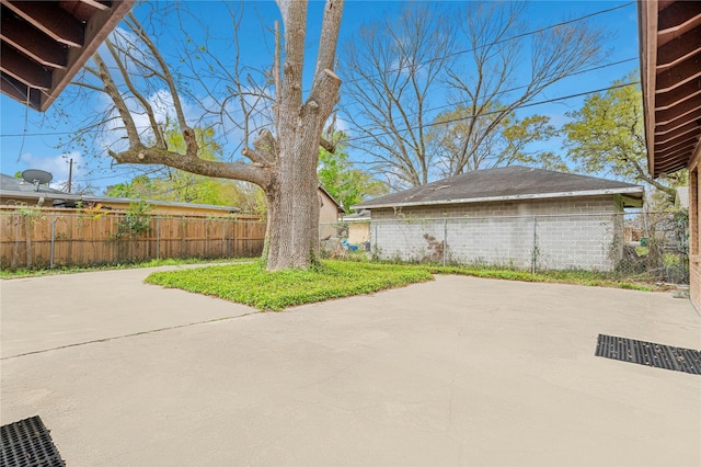 5402 Tallow Ln, Houston, TX 77021 - view of patio featuring a fenced backyard