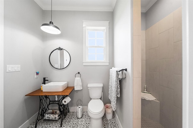 3785 County Road 405, Anderson, TX 77830 - full bathroom featuring a sink, toilet, baseboards, a tile shower, and ornamental molding