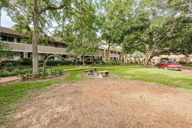 642 S Ripple Creek Dr Unit 642, Houston, TX 77057 - view of property's community featuring a yard