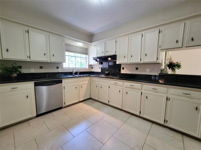 456 Lexington Ct, Conroe, TX 77302 - kitchen with dishwasher, a sink, dark countertops, and a textured ceiling