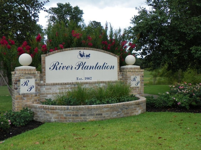 456 Lexington Ct, Conroe, TX 77302 - community / neighborhood sign with a yard