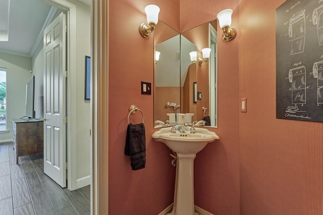 11872 Seashell Cir, Montgomery, TX 77356 - bathroom featuring ornamental molding and baseboards