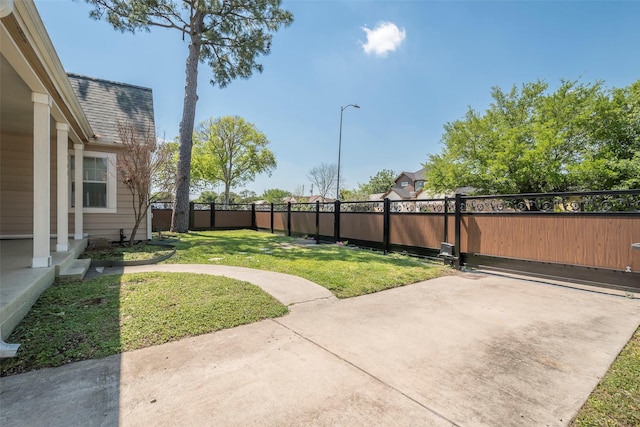 1109 Dismuke St, Houston, TX 77023 - view of yard featuring a patio area