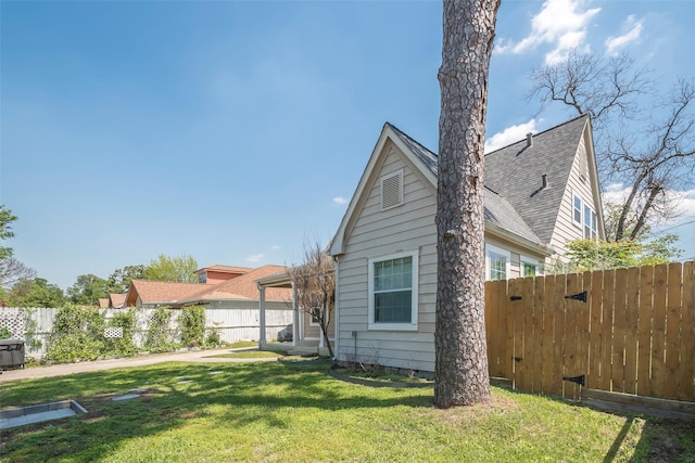 1109 Dismuke St, Houston, TX 77023 - view of side of property featuring roof with shingles