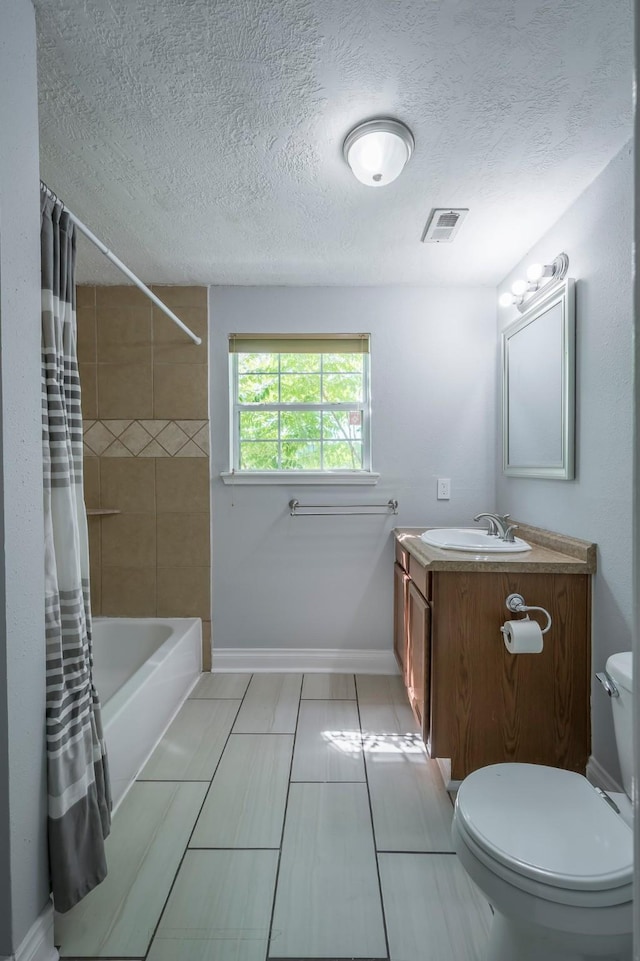 1109 Dismuke St, Houston, TX 77023 - full bathroom featuring toilet, vanity, a textured ceiling, shower / tub combo with curtain, and baseboards
