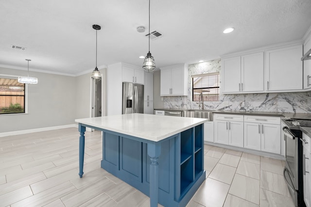 10139 Knoboak Dr, Houston, TX 77080 - kitchen with appliances with stainless steel finishes, a sink, tasteful backsplash, plenty of natural light, and recessed lighting