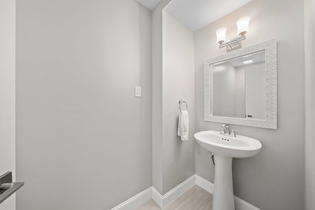 10139 Knoboak Dr, Houston, TX 77080 - bathroom with baseboards and a sink