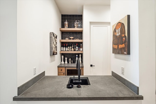2017 W 14th St Unit A, Houston, TX 77008 - exercise room with wet bar
