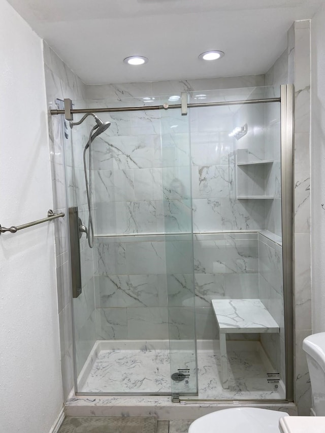 195 Rim Rock Rd, Onalaska, TX 77360 - bathroom featuring toilet, a marble finish shower, and recessed lighting