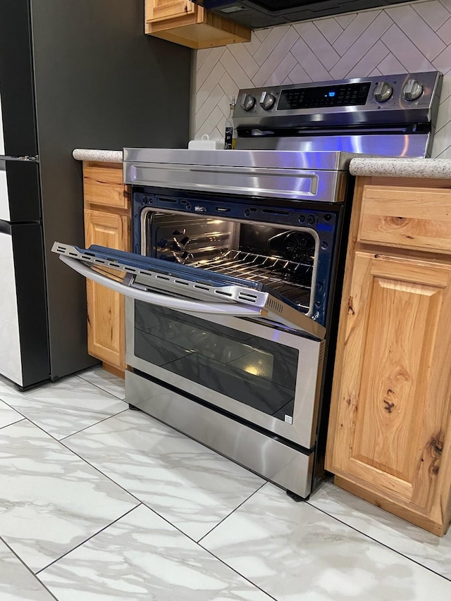 195 Rim Rock Rd, Onalaska, TX 77360 - kitchen featuring backsplash, light brown cabinetry, double oven range, and light countertops
