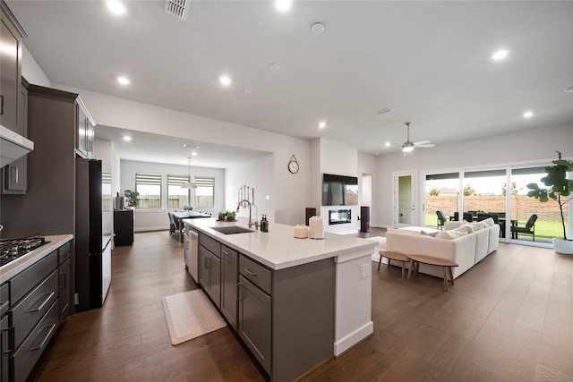 1682 Sherwood Glen Dr, Friendswood, TX 77546 - kitchen with a sink, black appliances, a ceiling fan, light countertops, and a center island with sink