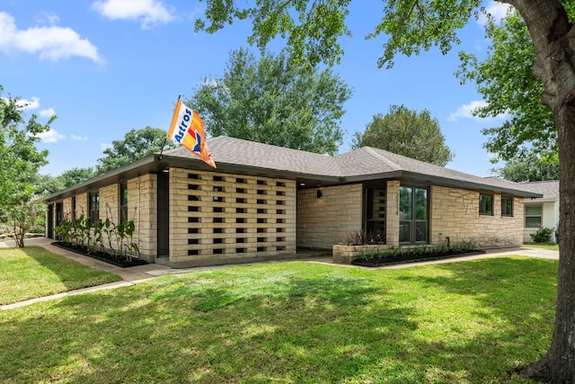 2114 Lazybrook Dr, Houston, TX 77008 - view of front facade featuring a front yard and stone siding