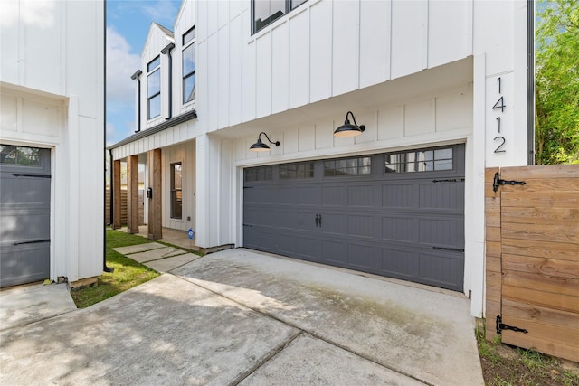 1412 Weiss St, Houston, TX 77009 - garage with concrete driveway