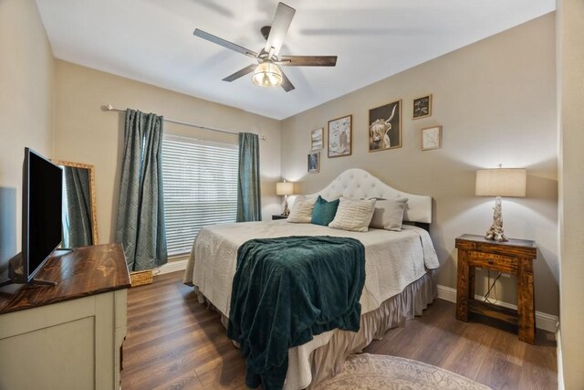 3231 Allen Pkwy Unit 6106, Houston, TX 77019 - bedroom with dark wood-style floors, baseboards, and ceiling fan