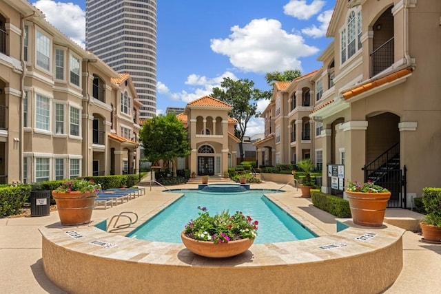 3231 Allen Pkwy Unit 6106, Houston, TX 77019 - community pool with a residential view