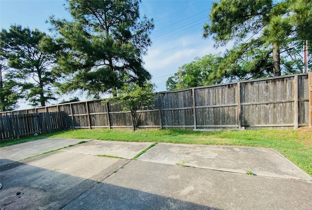 9414 Glendown Ln, Houston, TX 77070 - view of yard with a patio